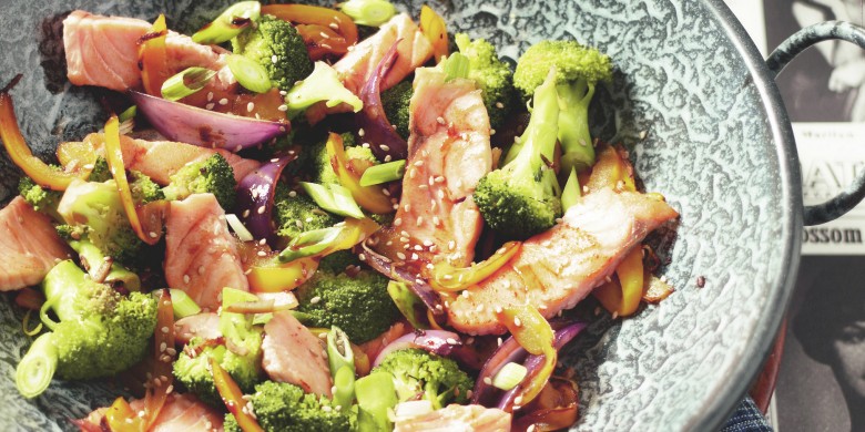 Zalmroerbak met broccoli en paprika