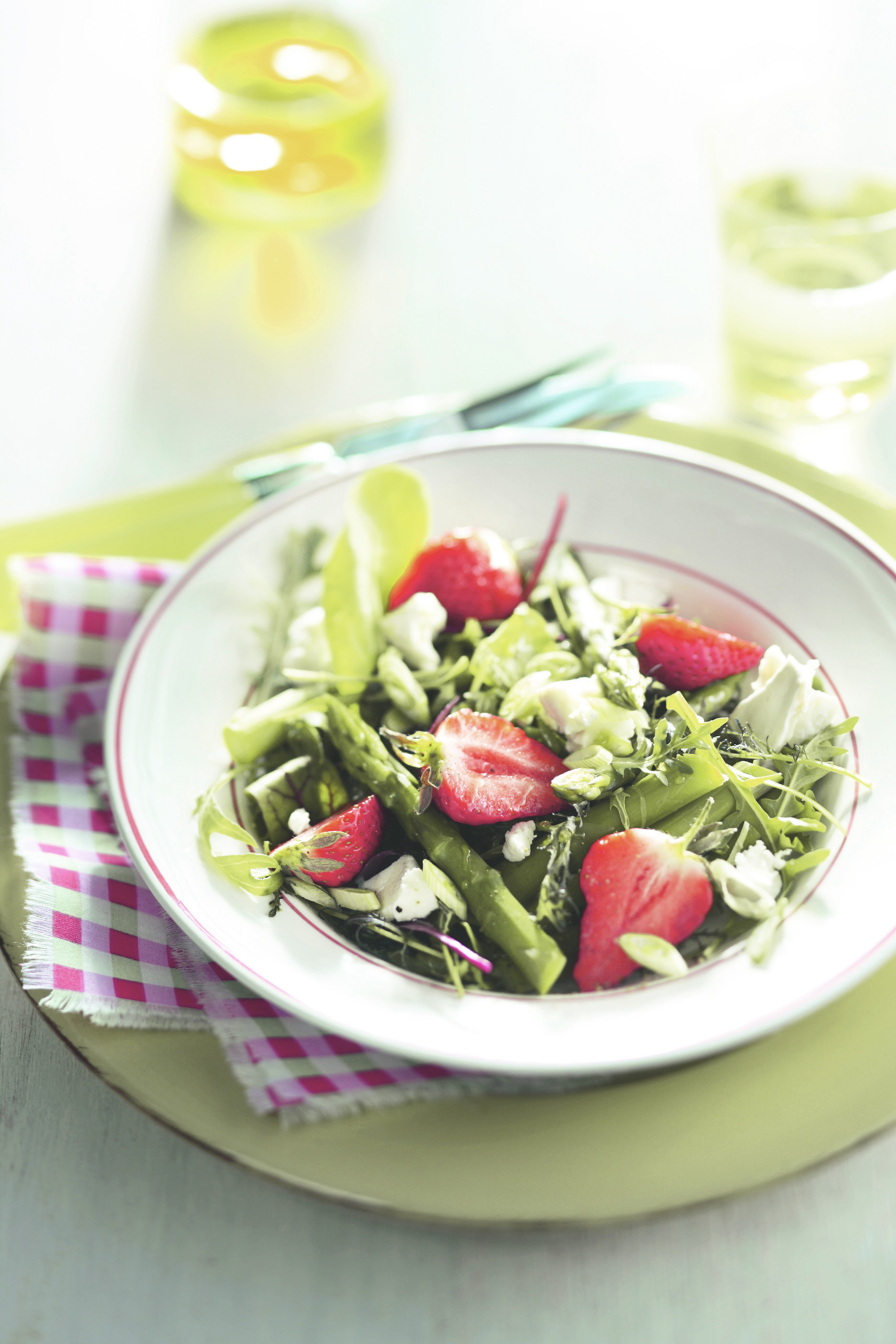 Zomersalade met aardbei, asperges en geitenkaas