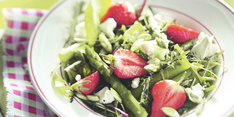 Zomersalade met aardbei, asperges en geitenkaas