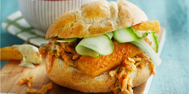 Visburger met wortelspread en kruidenfriet