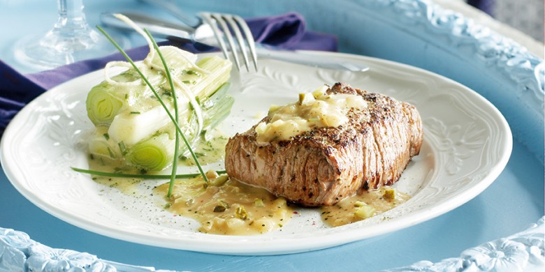 Kalfsoester met mosterdsaus en prei