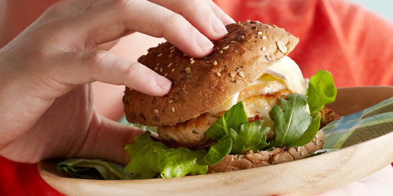 Kipburger met gebakken appel en brie