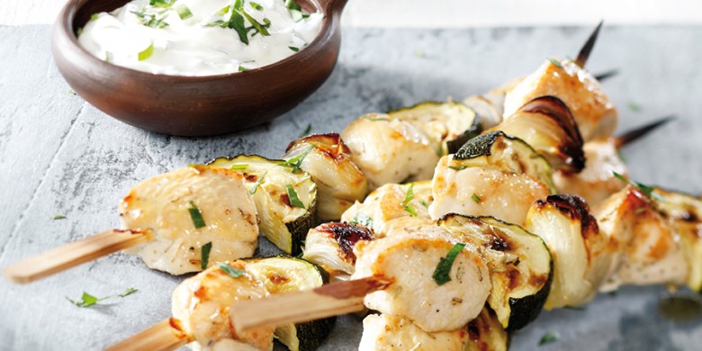 Kipsticks met korianderraita