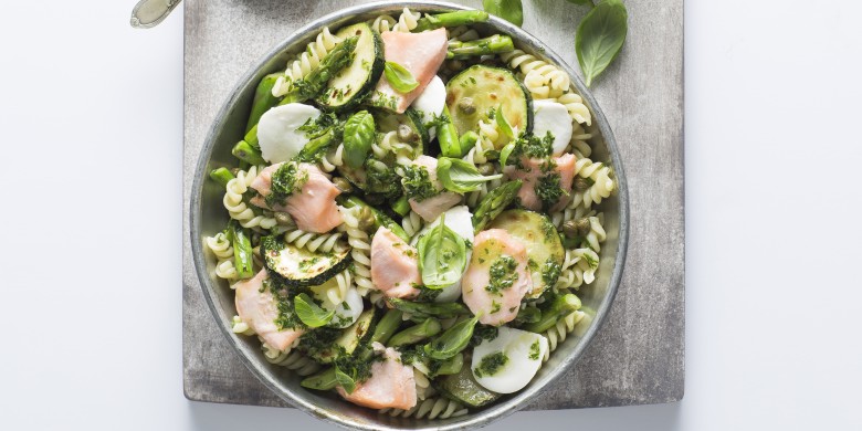 Pastasalade met groene asperges, courgette en zalm