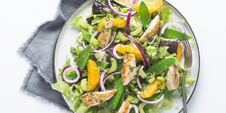 Salade met geroosterde kip en citrus-chilidressing