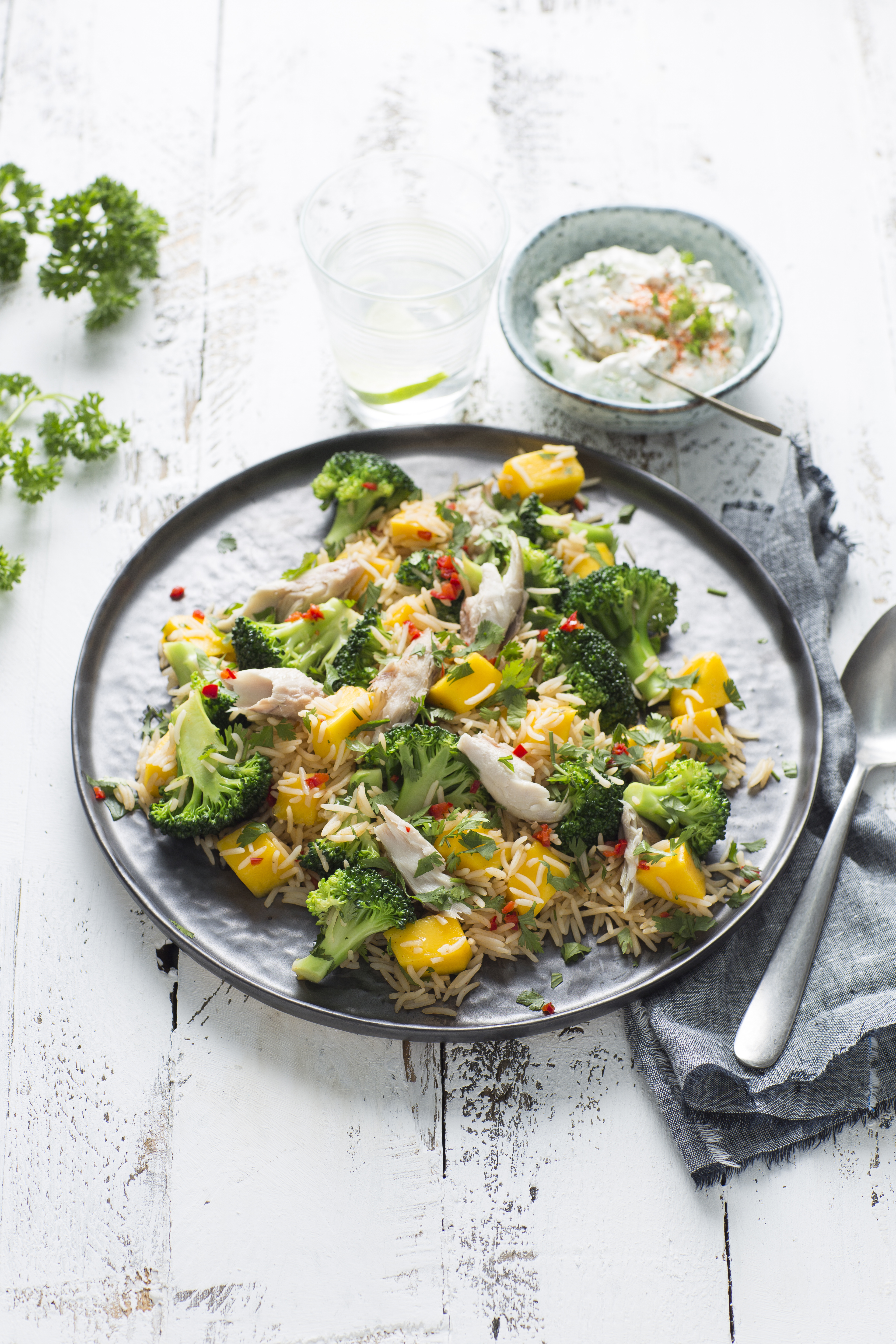 Rijstsalade met mango en makreel