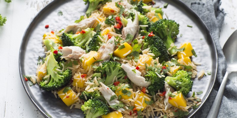 Rijstsalade met mango en makreel