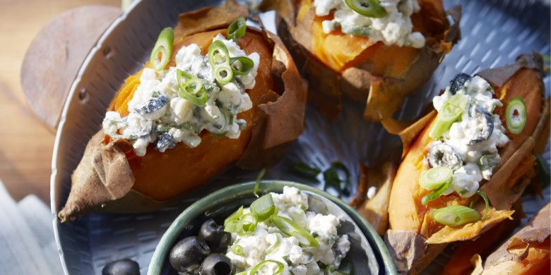 Gepofte zoete aardappel met hüttenkäse en olijven