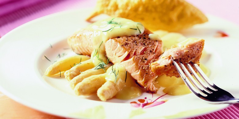 Asperges met zalm en Hollandaisesaus