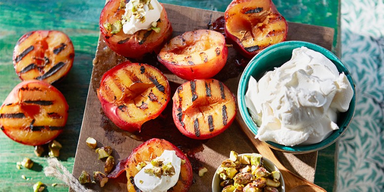 Gegrilde pruimen met vanillemascarpone en pistachecrumble