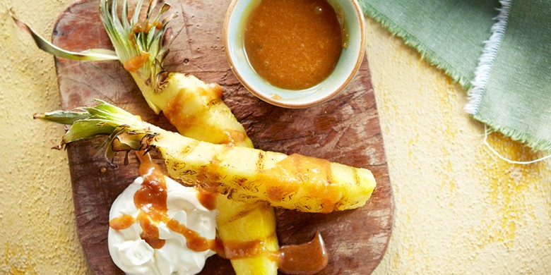 Ananas van de barbecue met karamel-zeezoutdip