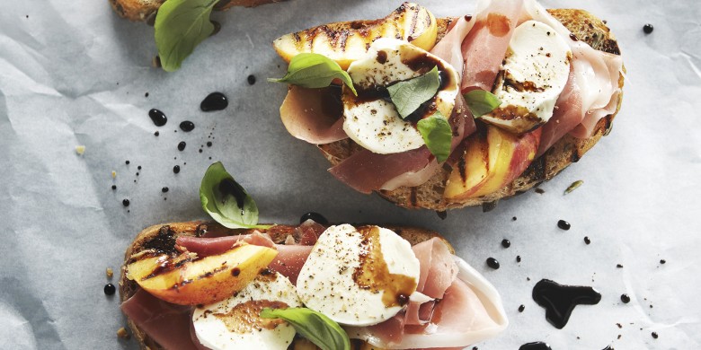 Bruschetta met rauwe ham, perzik en mozzarella
