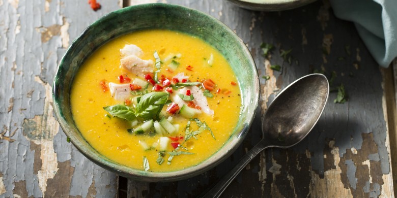 Soep van gele paprika met komkommer en forel