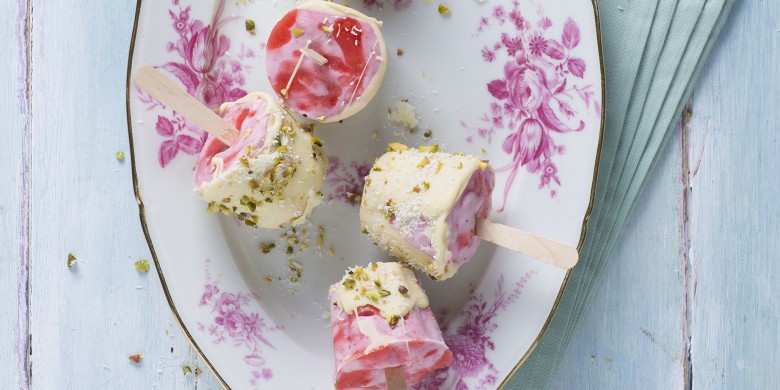 Romige yoghurtijsjes met roodfruit-swirl & kokos