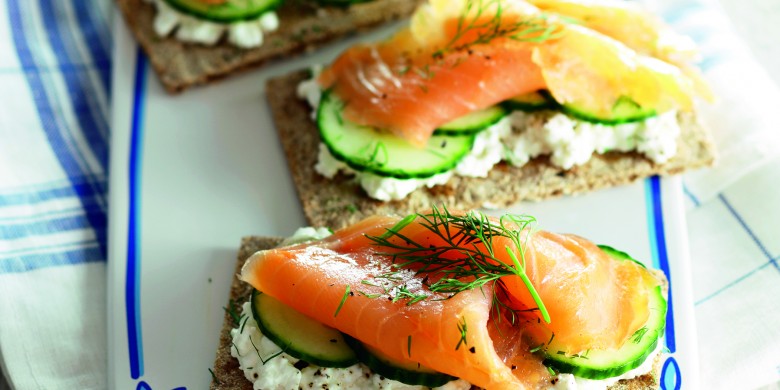 Knäckebröd met gerookte zalm 