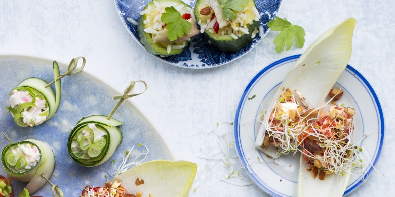 Komkommerbakjes met rijstsalade en gerookte forel
