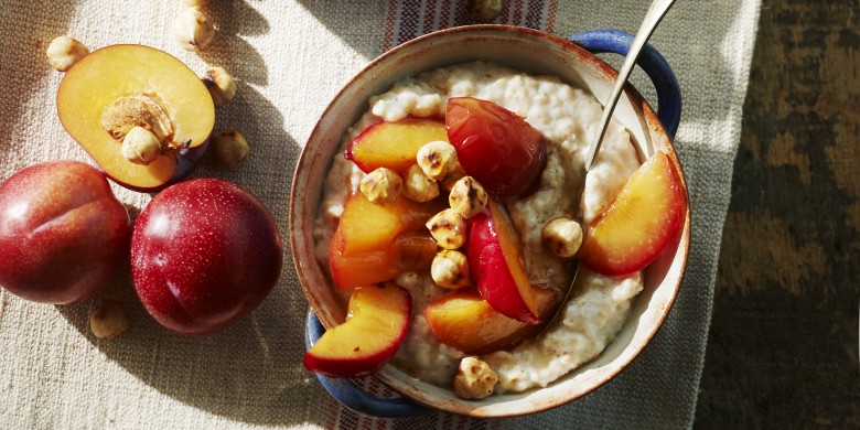 Havermout met geglaceerde pruimen, honing en gehakte noten