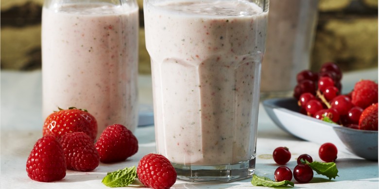 Roodfruit-smoothie met verse munt