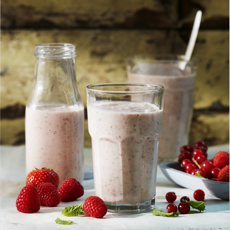 Roodfruit-smoothie met verse munt