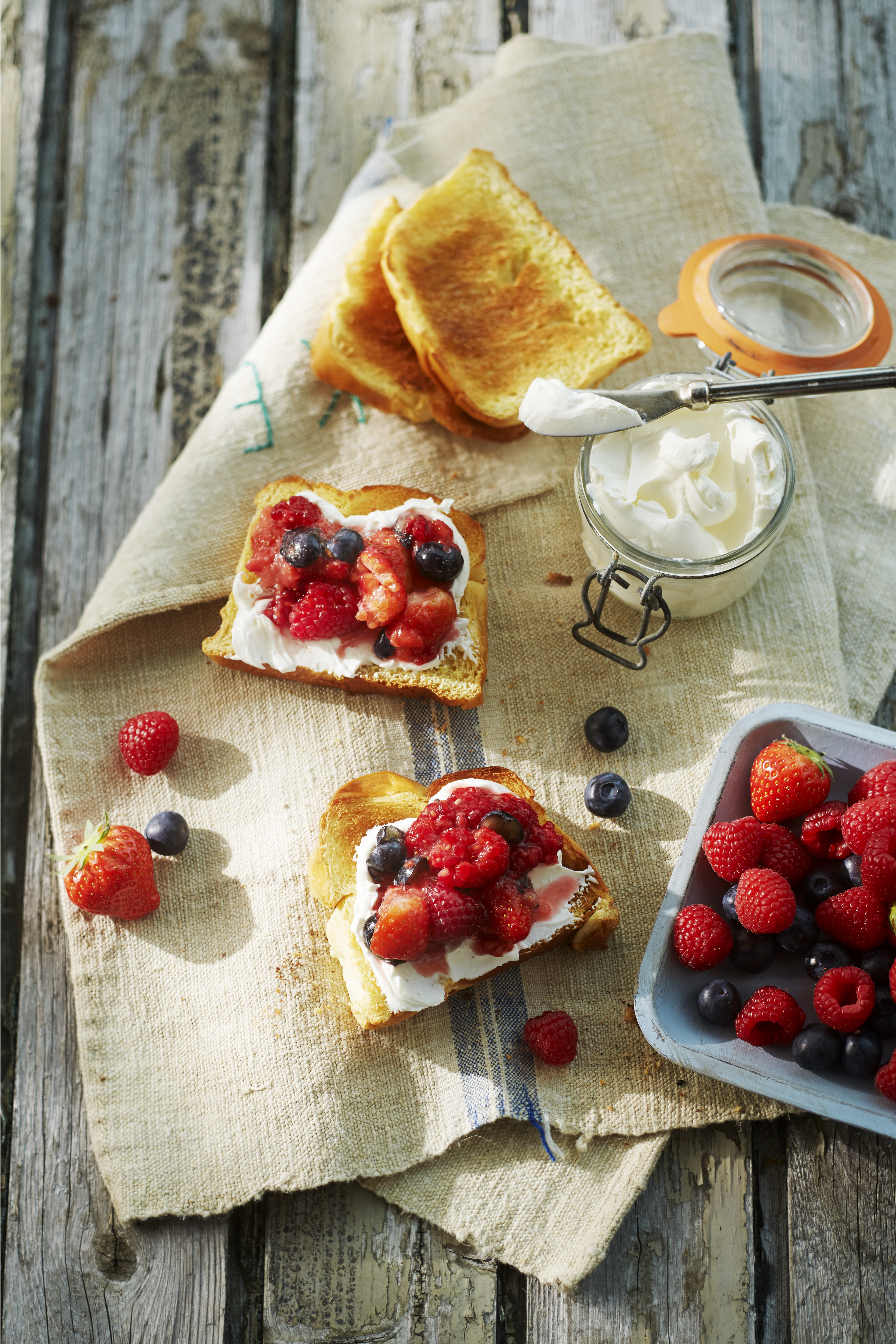 Toast met mascarpone en bosvruchten