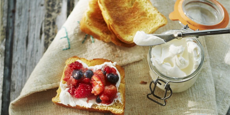 Toast met mascarpone en bosvruchten