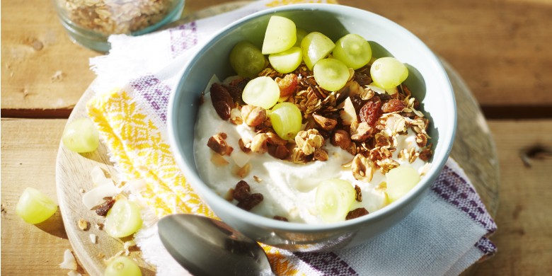 Granola met kwark en witte druiven