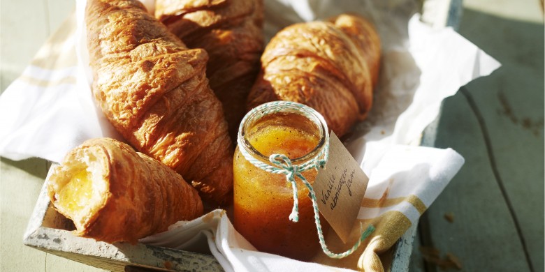 Croissants met zelfgemaakte vanille-abrikozenjam