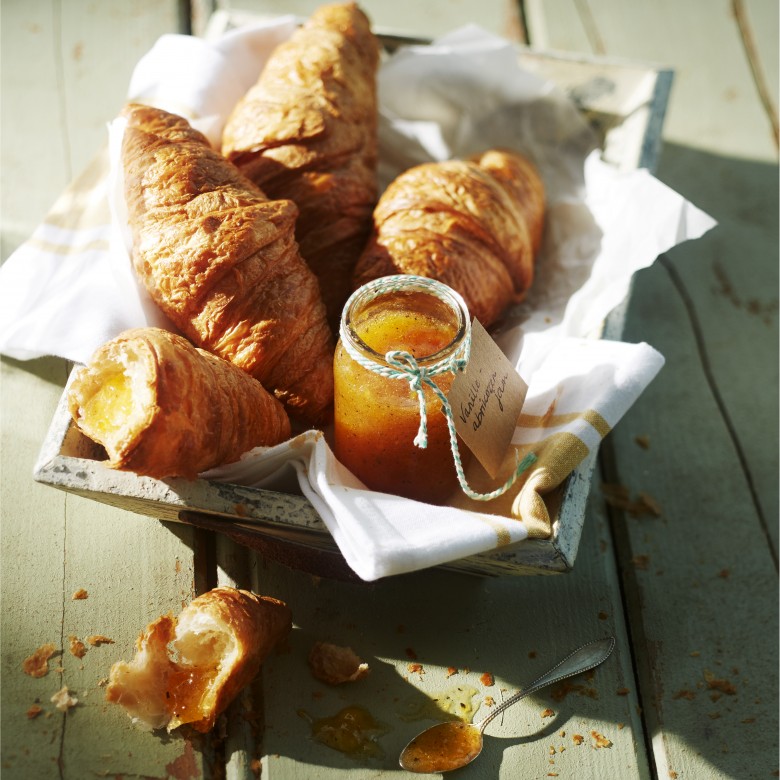 Croissants met zelfgemaakte vanille-abrikozenjam