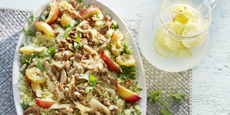 Kruidige couscous met verse abrikozen, nectarine en kip
