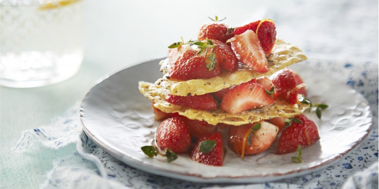Cracker van oude kaas met gemarineerde aardbeien