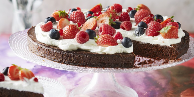 Brownietaart met zomerfruit