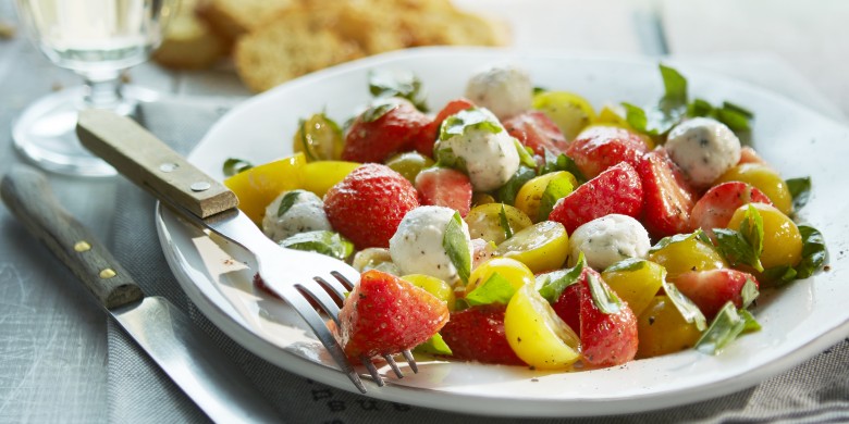 Aardbeiensalade met gemarineerde geitenkaasbolletjes