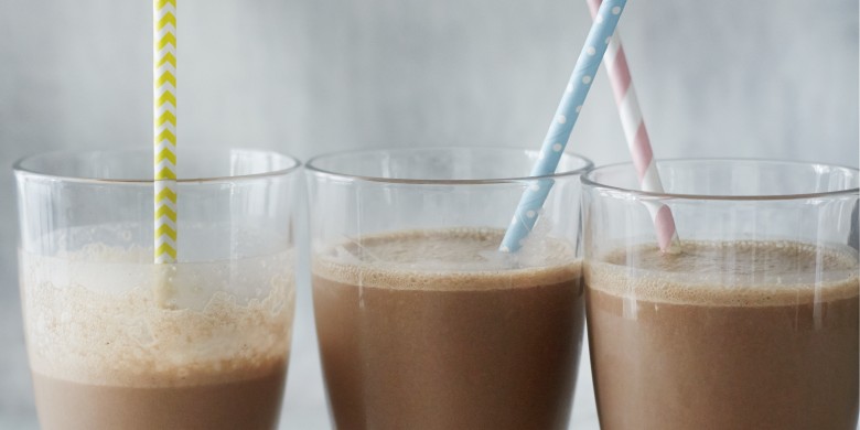 Amandelmilkshake met chocolade en banaan