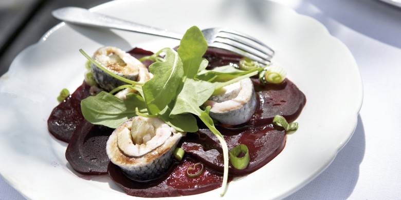 Bietencarpaccio met rucola en rolmops