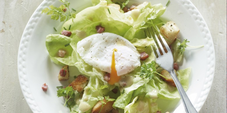 Kropsla met gepocheerd ei en spekjesdressing