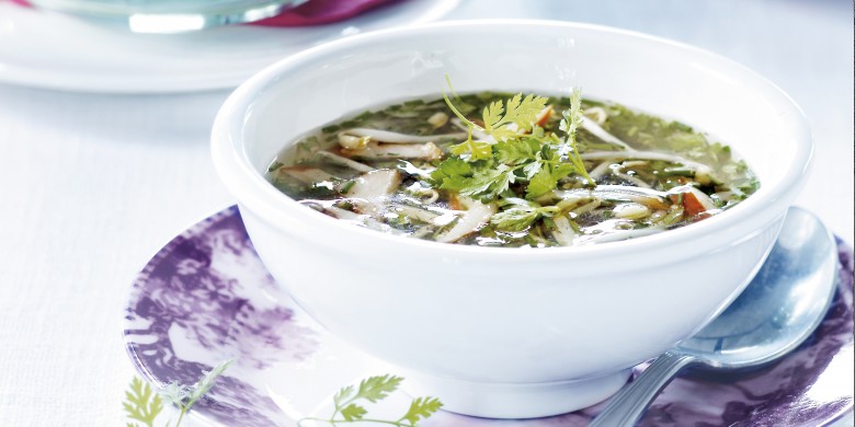 Oosterse bouillon met tuinkruiden en taugé