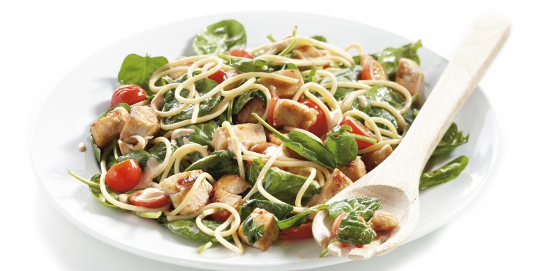 Pastasalade met kip en basilicumdressing