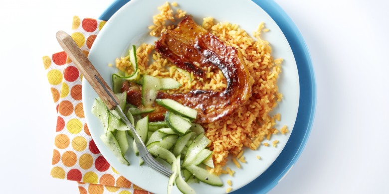 Kleverige cajunspeklapjes met zoetzure komkommer
