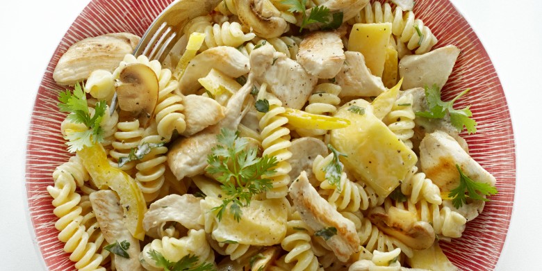 Pastasalade met kip, mango en champignons