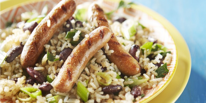 Caribische rijst met bonen en gegrilde worstjes