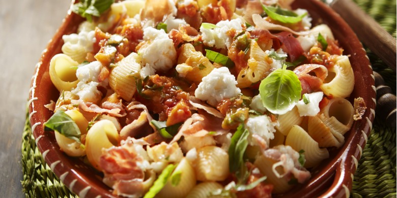 Pastasalade met tomatentapenade en parmaham