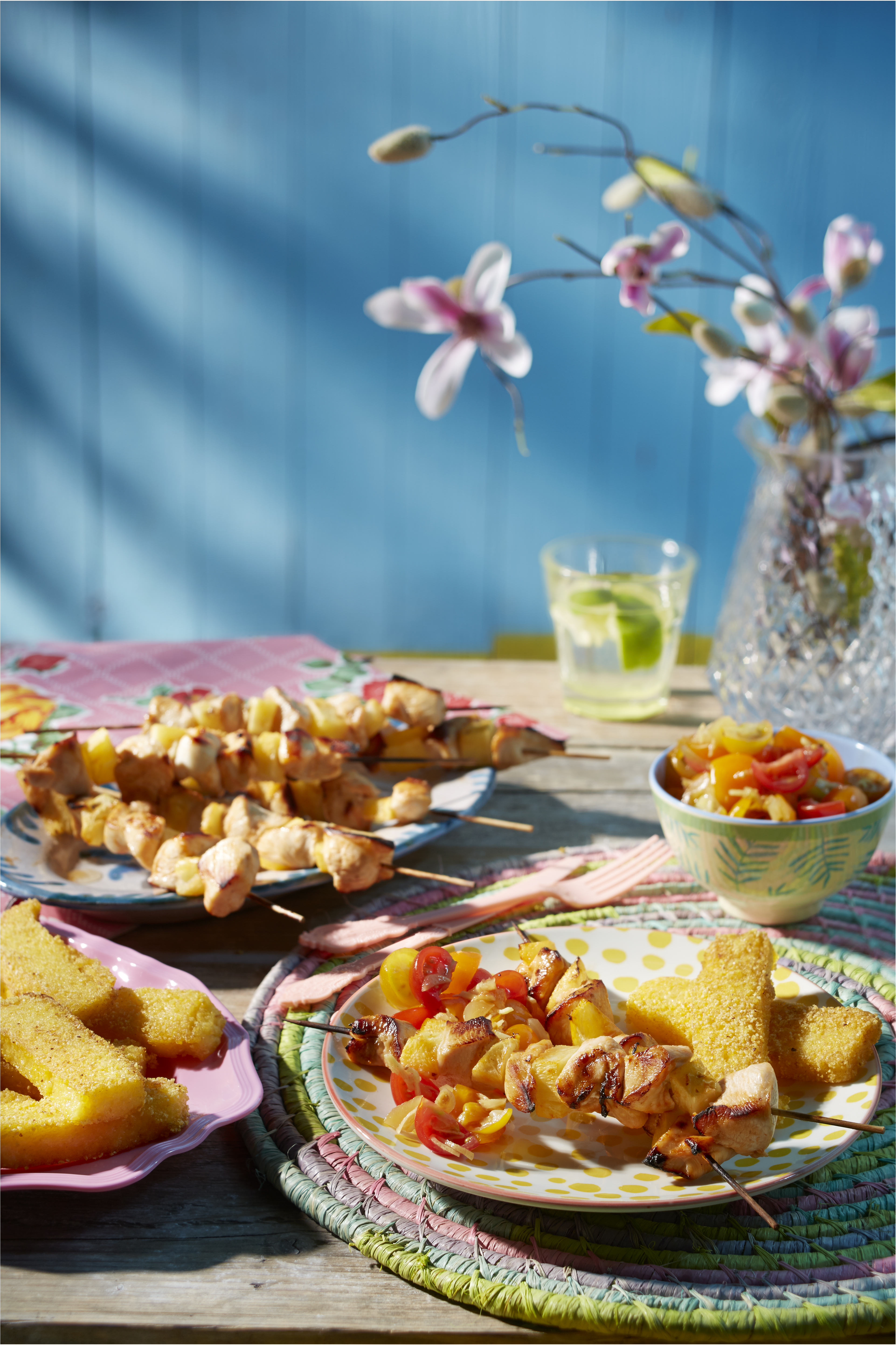 Kipkebabs met polenta en gembersalsa