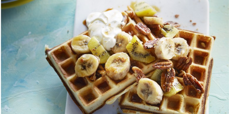 Wafels met banaan, kiwi en pecannoten