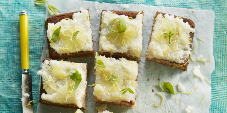 Bananencake met citroenglazuur