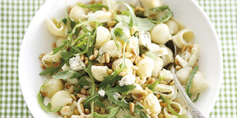 Pastaschelpjes met gorgonzola, pijnboompitten en rucola
