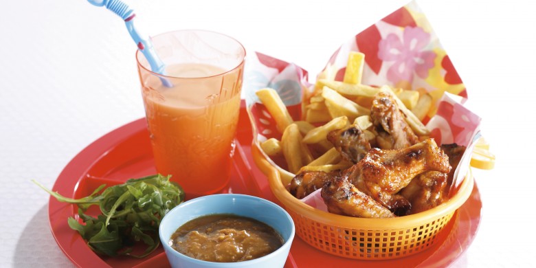 Patat met sticky kipvleugels en pindadip