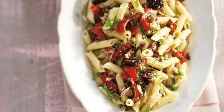 Penne met lichte saus van tonijn, zwarte olijven en rode paprika