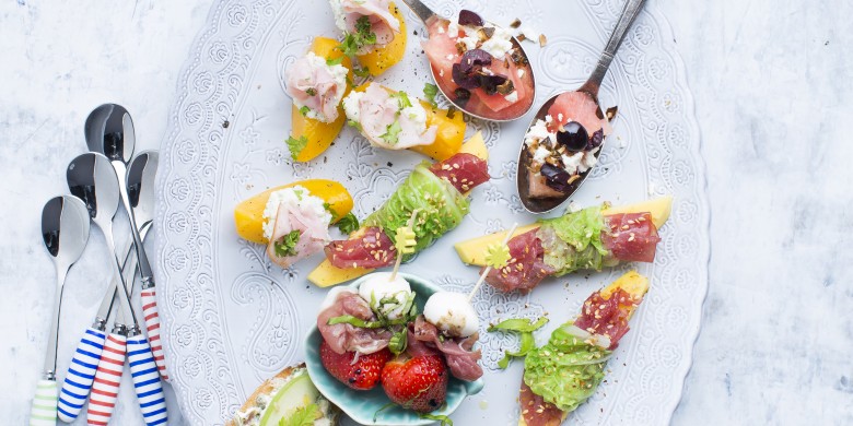 Perzikpartjes met blauwe kaas en ham