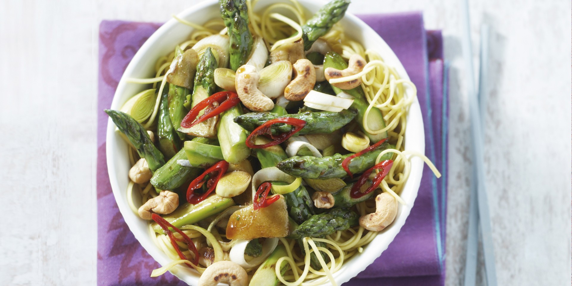 Pikante asperges uit de wok