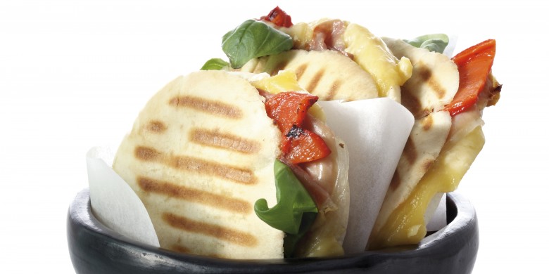 Pita tosti met kaas, parmaham en geroosterde paprika